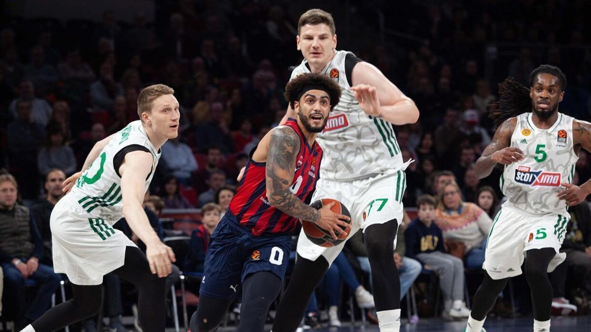 Howard trata de eludir la defensa de tres jugadores del Panathinaikos, durante el choque disputado en el Buesa Arena