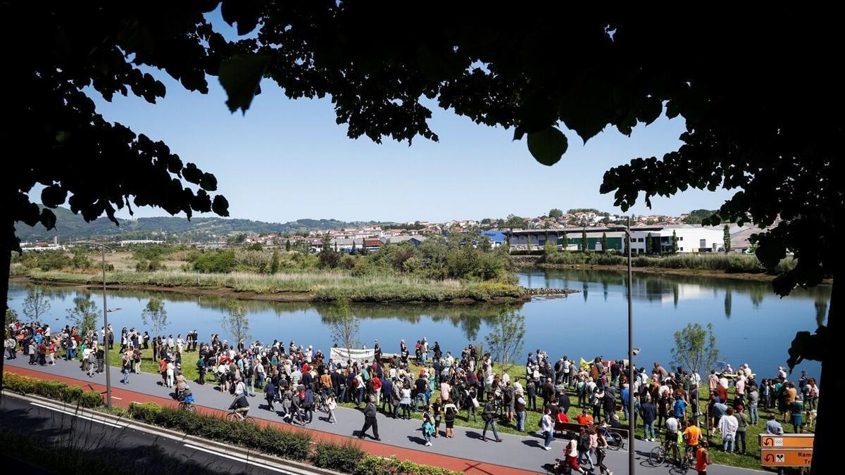 Concentración convocada por la red de acogida ciudadana Irungo Harrera Sarea, en repulsa por la muerte de un migrante en el río Bidasoa.