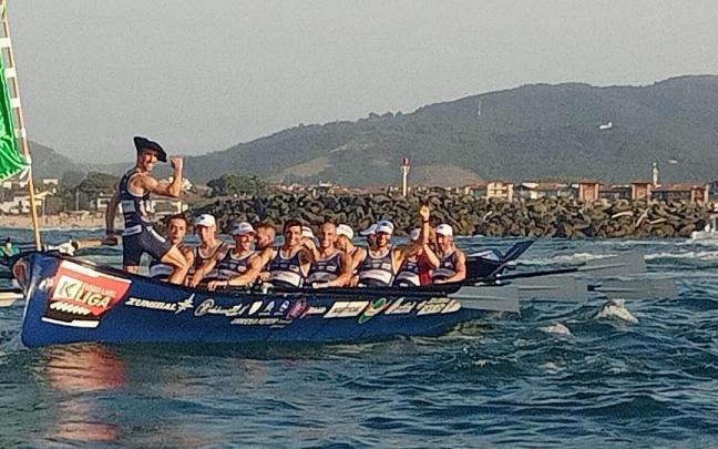 El patr&oacute;n de Urdaibai, Gorka Aranberri, hace un gesto de victoria con la bandera de Hondarribia en la popa.