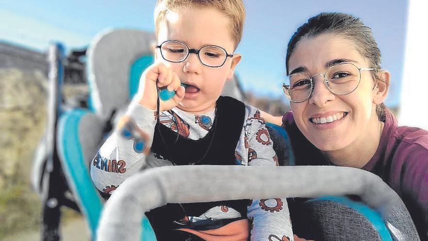 Silvia Declara y su hijo Julen.