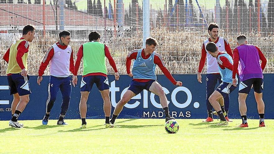 Los jugadores de Osasuna, ejercitándose en la mañana del jueves en las instalaciones de Tajonar horas después de su victoria copera en El Sendero contra el Arnedo (1-3).