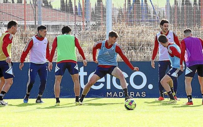 Los jugadores de Osasuna, ejercit&aacute;ndose en la ma&ntilde;ana del jueves en las instalaciones de Tajonar horas despu&eacute;s de su victoria copera en El Sendero contra el Arnedo (1-3).