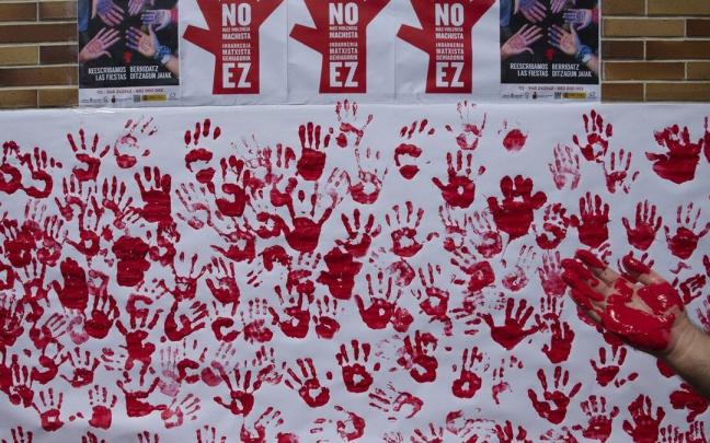 Acto institucional en Burlada en homenaje a las víctimas de la violencia de género.