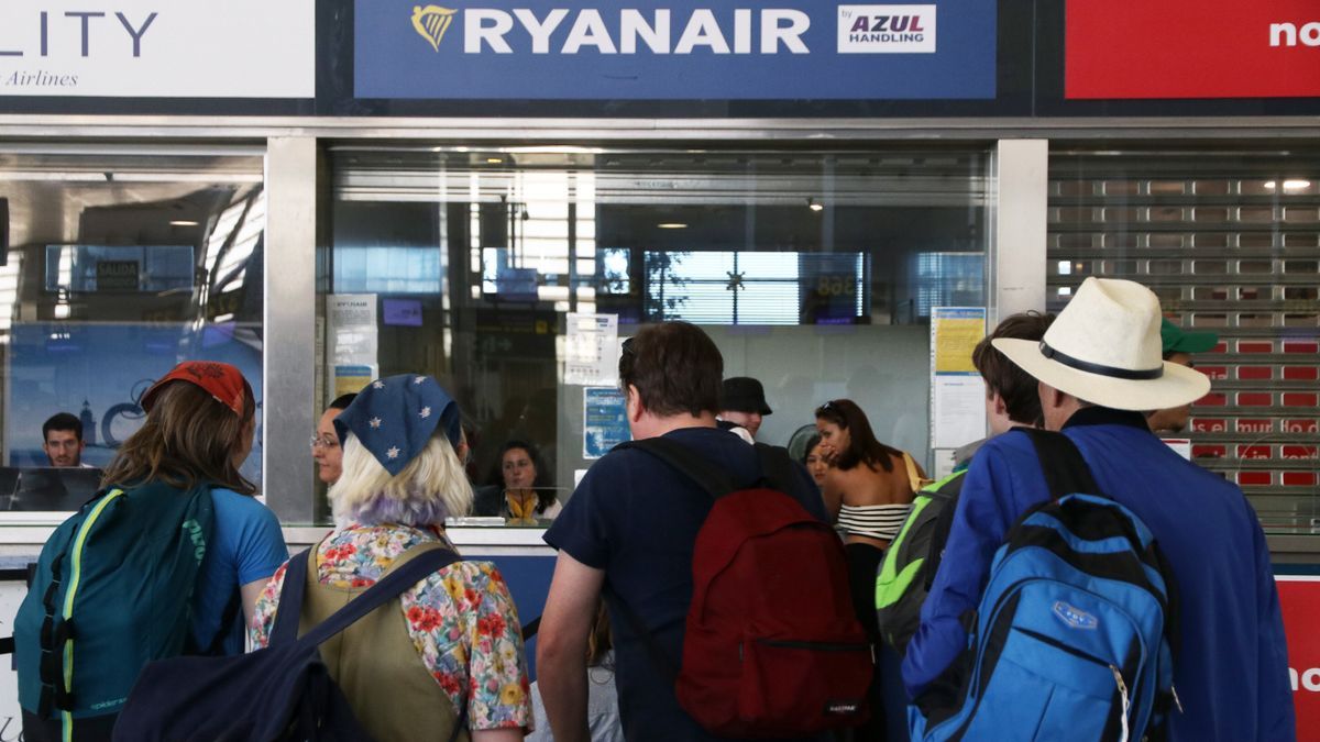 Usuarios de Ryanair esperan a recibir información en la ventanilla de la compañía