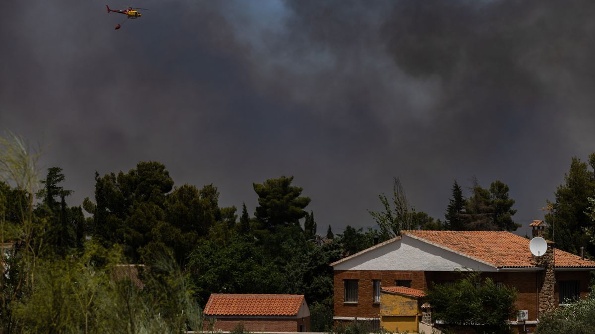 El incendio que se ha declarado en un terreno colindante al del parque 'Puy du Fou' de Toledo.