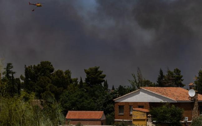 El incendio que se ha declarado en un terreno colindante al del parque 'Puy du Fou' de Toledo.