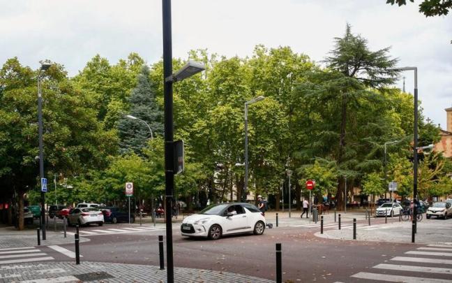 Los árboles de la plaza de la Cruz vistos desde la esquina de la calle Sangüesa y Navarro Villoslada. Los árboles de la plaza de la Cruz vistos desde la esquina de la calle Sangüesa y Navarro Villoslada.