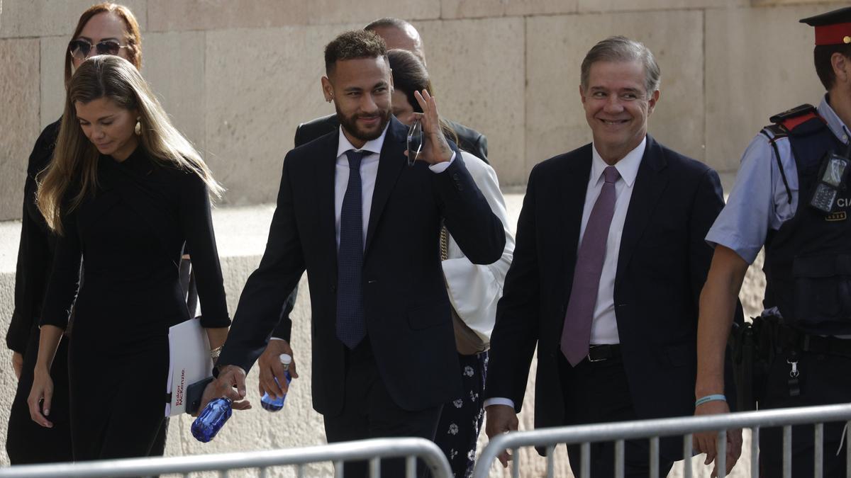 Neymar, a su llegada a la Audiencia de Barcelona.