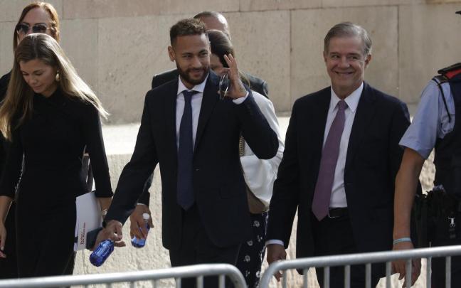 Neymar, a su llegada a la Audiencia de Barcelona. Neymar, a su llegada a la Audiencia de Barcelona.