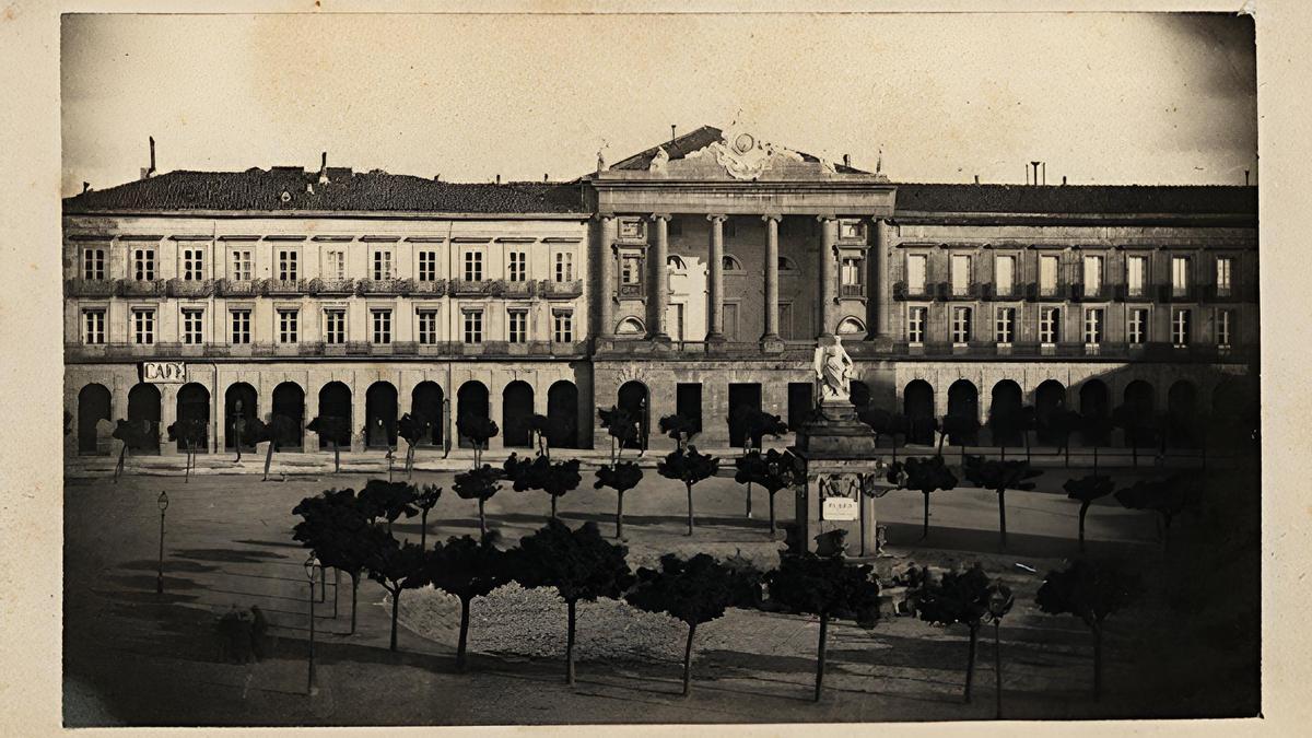 Año 1873, lado sur de la plaza, con la fachada neoclásica diseñada por el arquitecto bilbaino José de Nagusía común para los edificios, de izquierda a derecha, del Crédito Navarro (así se suele llamar, aunque esa entidad no se instaló hasta 1909, por entonces albergaba al Café Lardeli y al Nuevo Casino Principal), del Teatro Principal (luego Teatro Gayarre) y del Palacio de la Diputación, construidos entre 1840 y 1847. En el centro de la plaza, la fuente con la estatua de la Abundancia o de la Mariblanca que luego sería sustituida por el quiosco. Foto de Mauro Ibáñez, Archivo Municipal de Pamplona