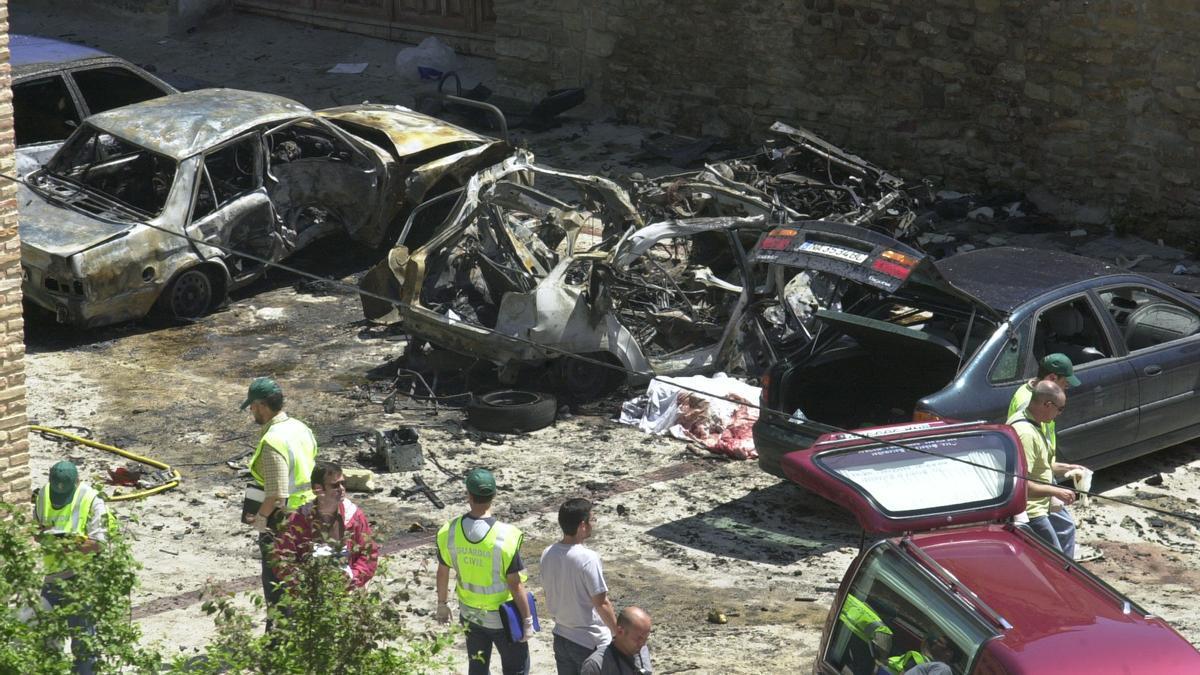 Vista de los coches destrozados tras el asesinato de los policías nacionales Julián Embid y Bonifacio Martín.