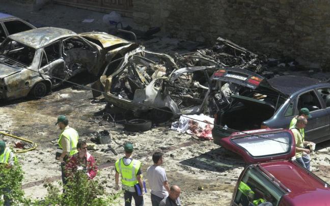 Vista de los coches destrozados tras el asesinato de los policías nacionales Julián Embid y Bonifacio Martín. Vista de los coches destrozados tras el asesinato de los policías nacionales Julián Embid y Bonifacio Martín.