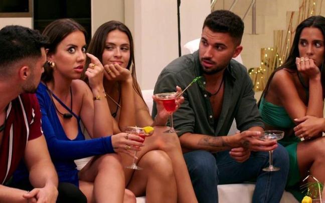 Varios concursantes de la pasada edición, con sus copas.