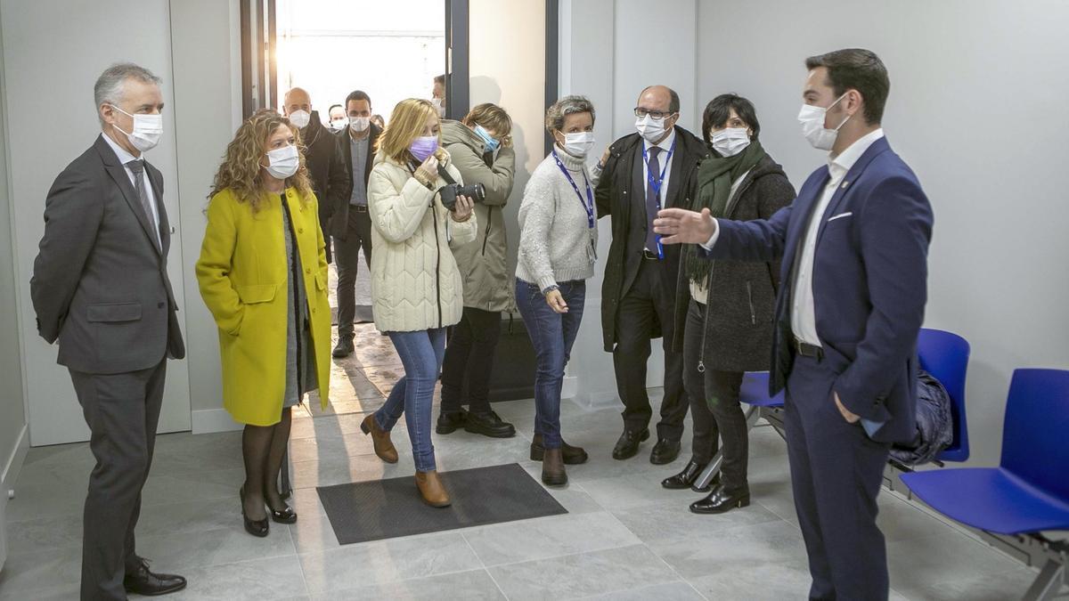 El alcalde de Murueta, Julen Karrion, junto al lehendakari Urkullu y la consejera Sagardui en la visita al consultorio médico local.