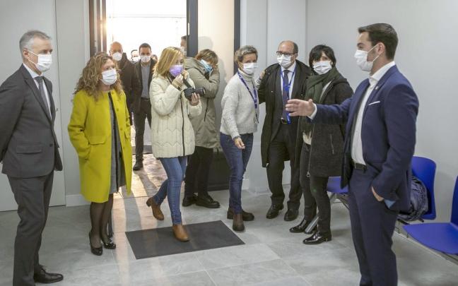 El alcalde de Murueta, Julen Karrion, junto al lehendakari Urkullu y la consejera Sagardui en la visita al consultorio médico local. El alcalde de Murueta, Julen Karrion, junto al lehendakari Urkullu y la consejera Sagardui en la visita al consultorio médico local.