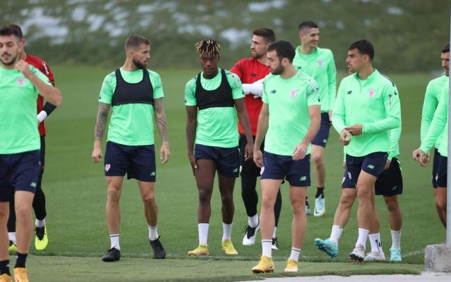 Varios jugadores del Athletic, antes del inicio de la sesión de entrenamiento del viernes en Lezama. Varios jugadores del Athletic, antes del inicio de la sesión de entrenamiento del viernes en Lezama.