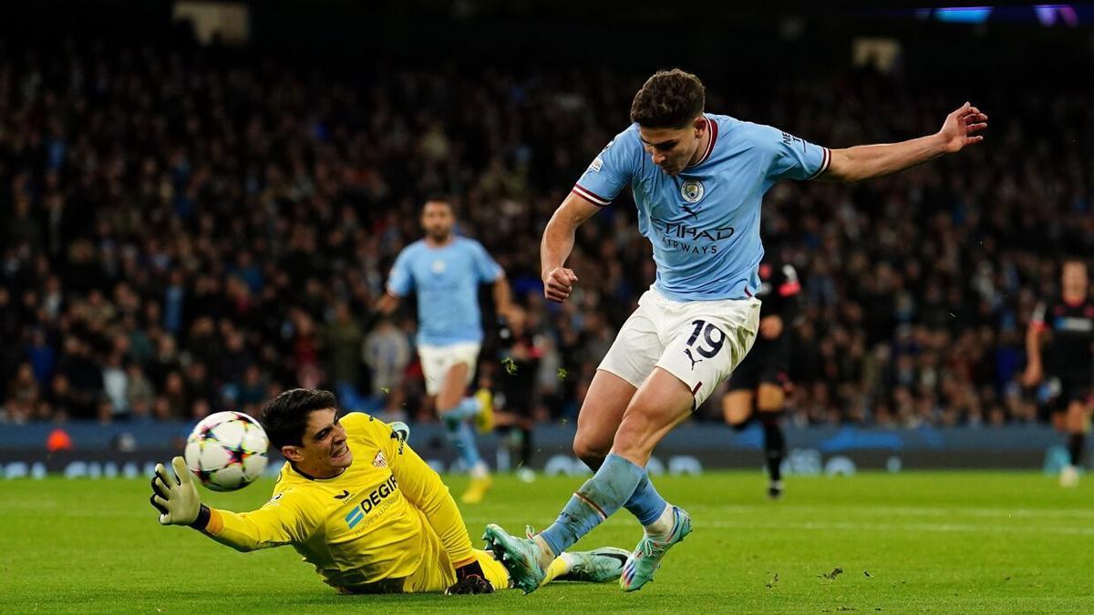 Julián Álvarez (Manchester City) marca un gol al portero del Sevilla