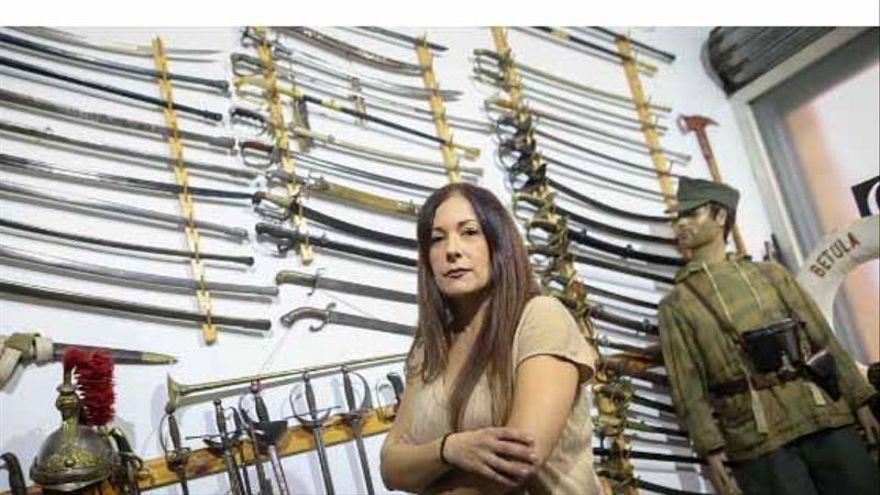 Amaia Prieto, propietaria de la armer&iacute;a Cant&aacute;brico Militaria de Getxo