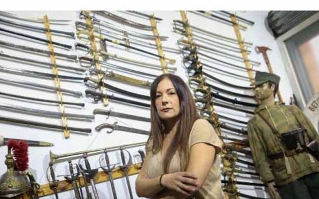 Amaia Prieto, propietaria de la armer&iacute;a Cant&aacute;brico Militaria de Getxo
