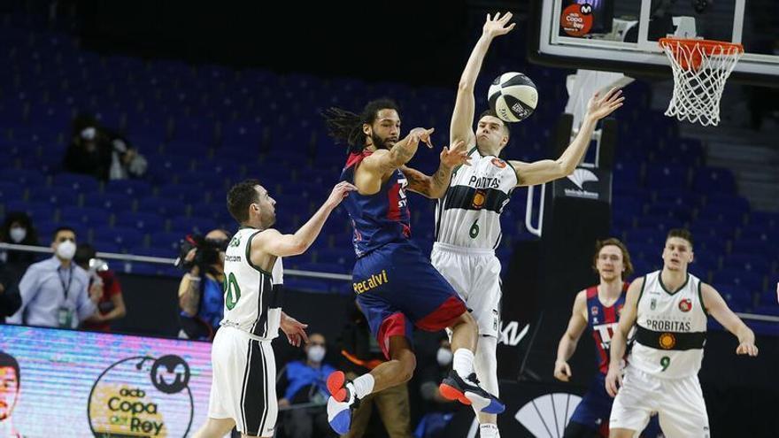 Henry dobla el balón ante la defensa de varios jugadores del Joventut, durante el duelo de cuartos de final de la Copa del Rey celebrada en Madrid en 2021