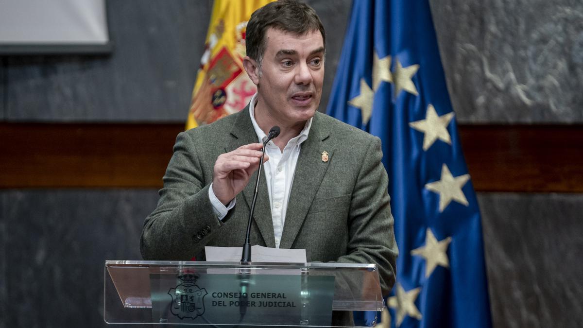 El consejero Santos, en una rueda de prensa.