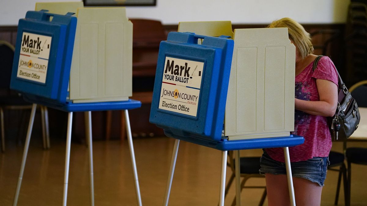 Una mujer en un centro de votación en Kansas
