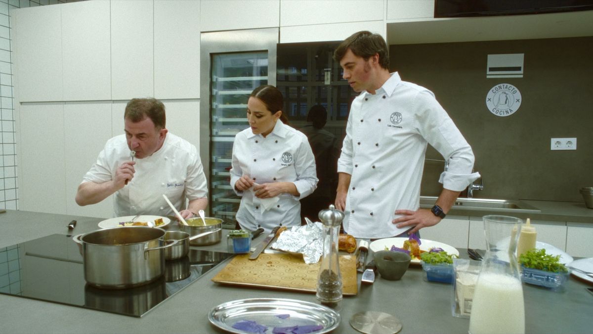 Escena del reality en la que Tamara Falcó cocina con Martín Berasategui.