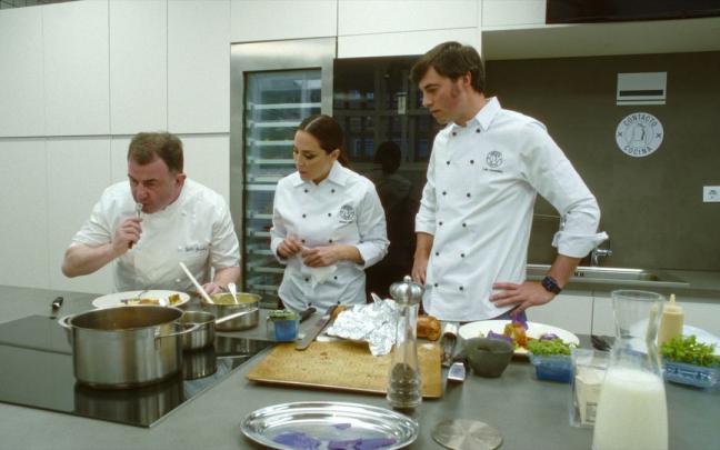 Escena del reality en la que Tamara Falcó cocina con Martín Berasategui. Escena del reality en la que Tamara Falcó cocina con Martín Berasategui.