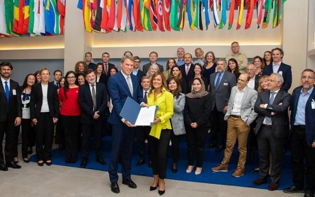 Cristina Mugica, INSTO sarean sartzea egiaztatzen duen dokumentua jasotzen.