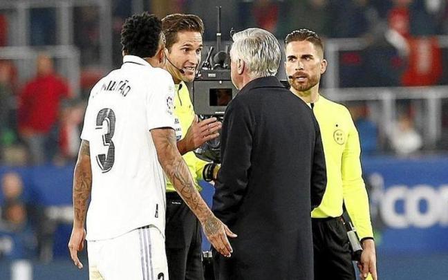 Ancelotti y Militao piden explicaciones a Munuera Montero en campo al término de la primera parte. Ancelotti y Militao piden explicaciones a Munuera Montero en campo al término de la primera parte.