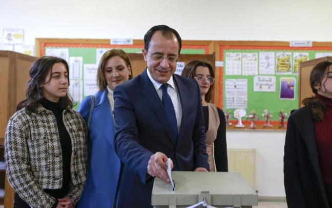 Nikos Christodoulides, al acudir a votar este domingo.
