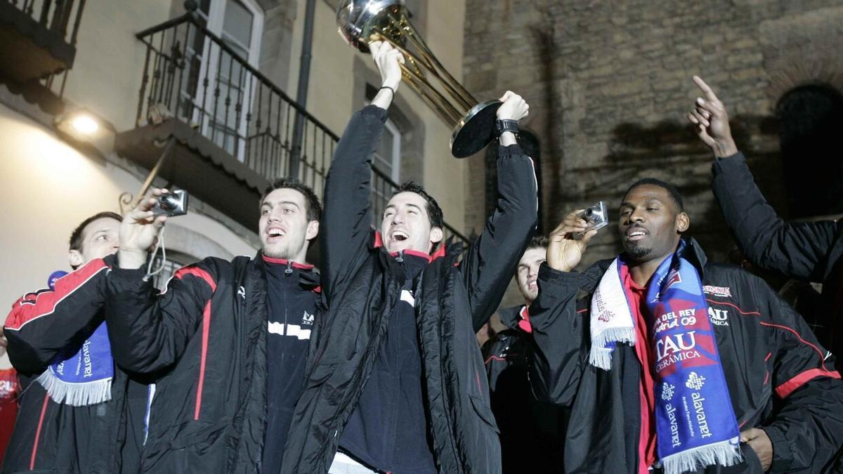 Pete Mickeal celebra el título de la Copa del Rey con sus compañeros en la Virgen Blanca