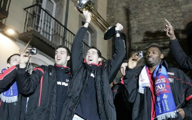 Pete Mickeal celebra el título de la Copa del Rey con sus compañeros en la Virgen Blanca Pete Mickeal celebra el título de la Copa del Rey con sus compañeros en la Virgen Blanca