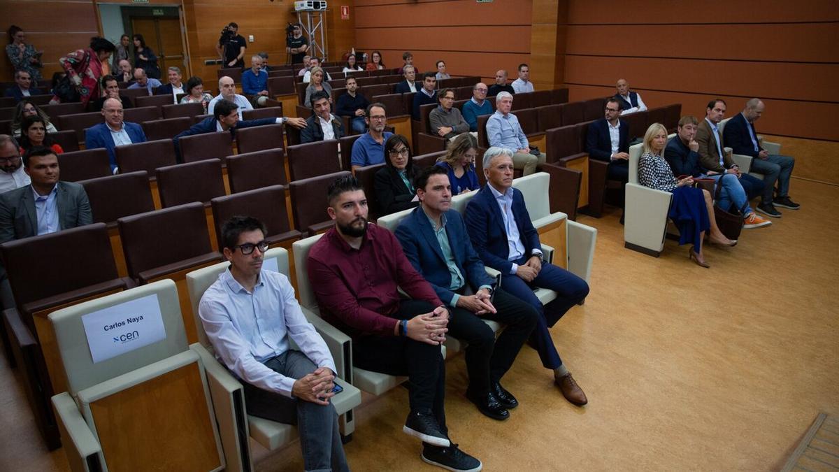 Público asistente al acto; en primera fila, los miembros de la junta directiva del clúster.