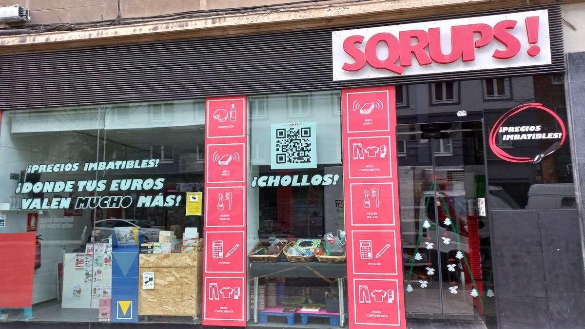 Trasiego de gente a todas horas en esta tienda low cost de la calle Coronación de Vitoria.