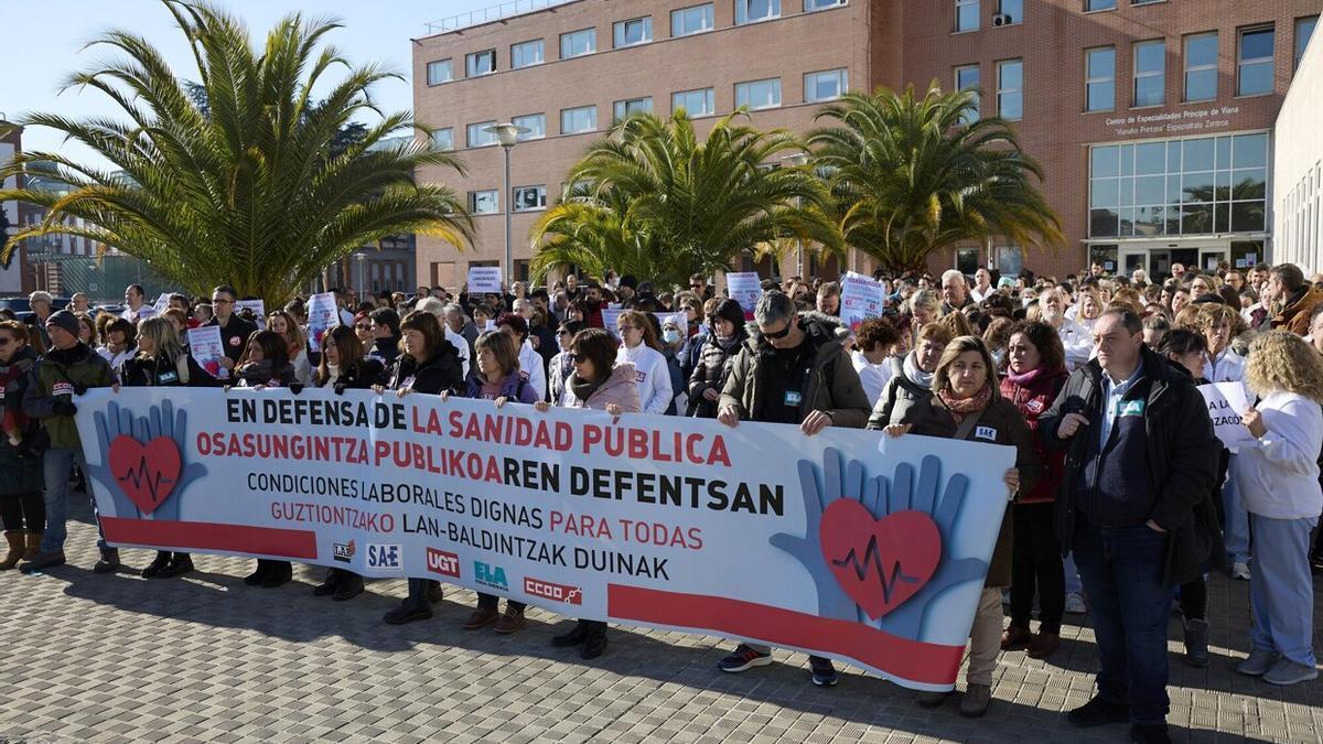 Concentración ante el centro de especialidades Príncipe de Viana convocada por los sindicatos LAB, SAE, UGT, ELA y CCOO