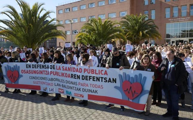 Concentración ante el centro de especialidades Príncipe de Viana convocada por los sindicatos LAB, SAE, UGT, ELA y CCOO Concentración ante el centro de especialidades Príncipe de Viana convocada por los sindicatos LAB, SAE, UGT, ELA y CCOO