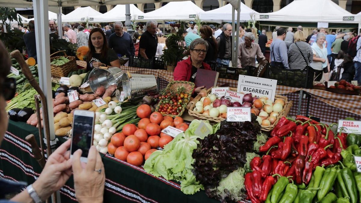 Imagen de productos de proximidad en la feria de Ordizia