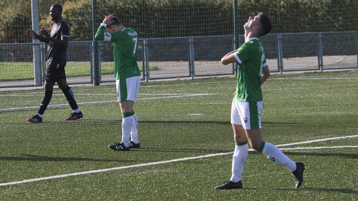 Iriguíbel, autor del gol del San Juan en Zubieta, se lamenta de una ocasión fallida en el