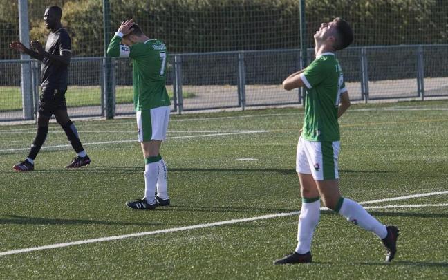 Iriguíbel, autor del gol del San Juan en Zubieta, se lamenta de una ocasión fallida en el