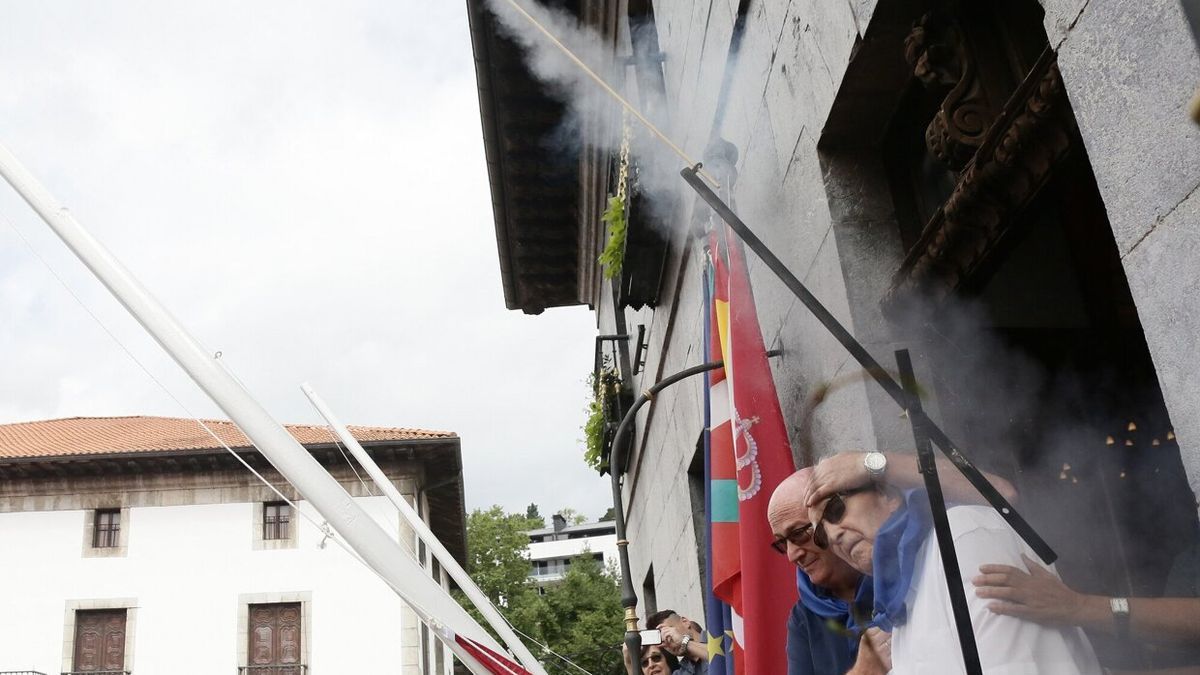 Zubizarreta protege a Azpitarte en el lanzamiento del txupinazo