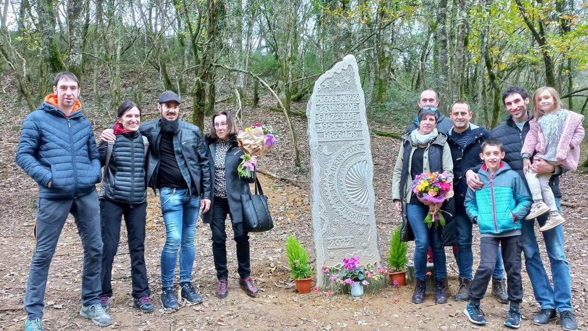 La familia de Miguel María Iturbide, junto al monolito inaugurado el domingo.