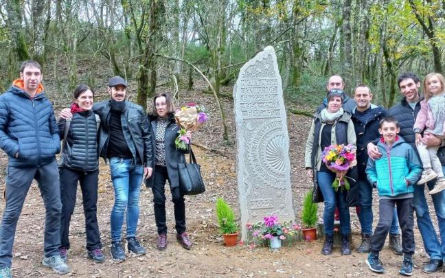 La familia de Miguel María Iturbide, junto al monolito inaugurado el domingo.