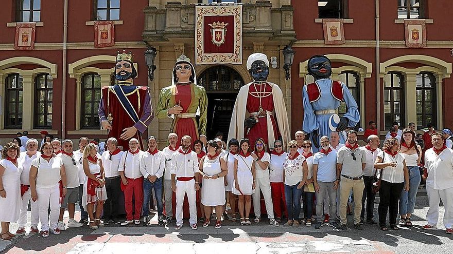 Representantes de la Corporación estellesa con diferentes alcaldes y concejales de la Merindad, ayer en el ayuntamiento de la ciudad del Ega.