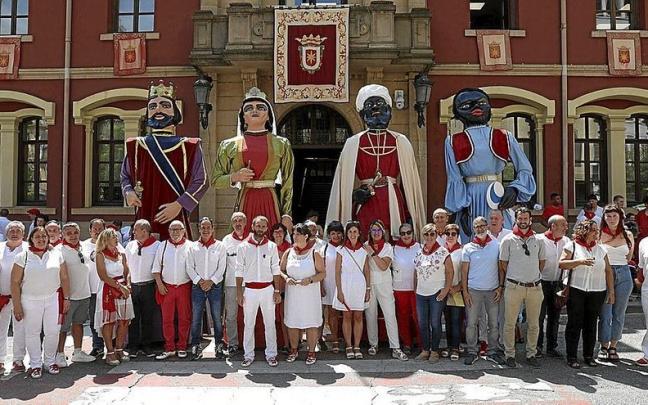 Representantes de la Corporaci&oacute;n estellesa con diferentes alcaldes y concejales de la Merindad, ayer en el ayuntamiento de la ciudad del Ega.