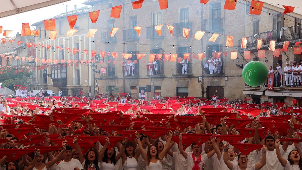 Pañuelos rojos en alto durante el lanzamiento del cohete de fiestas de la Santa Cruz, en 2019.