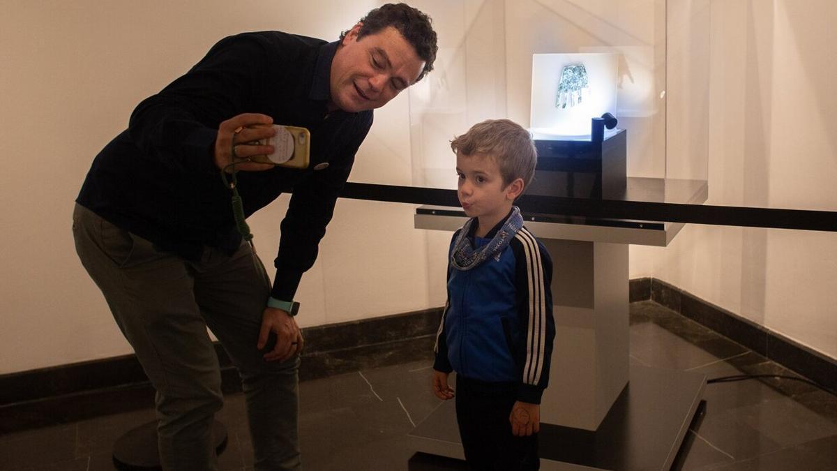 Un padre y su hijo se hacen un selfie con la mano de Irulegi.