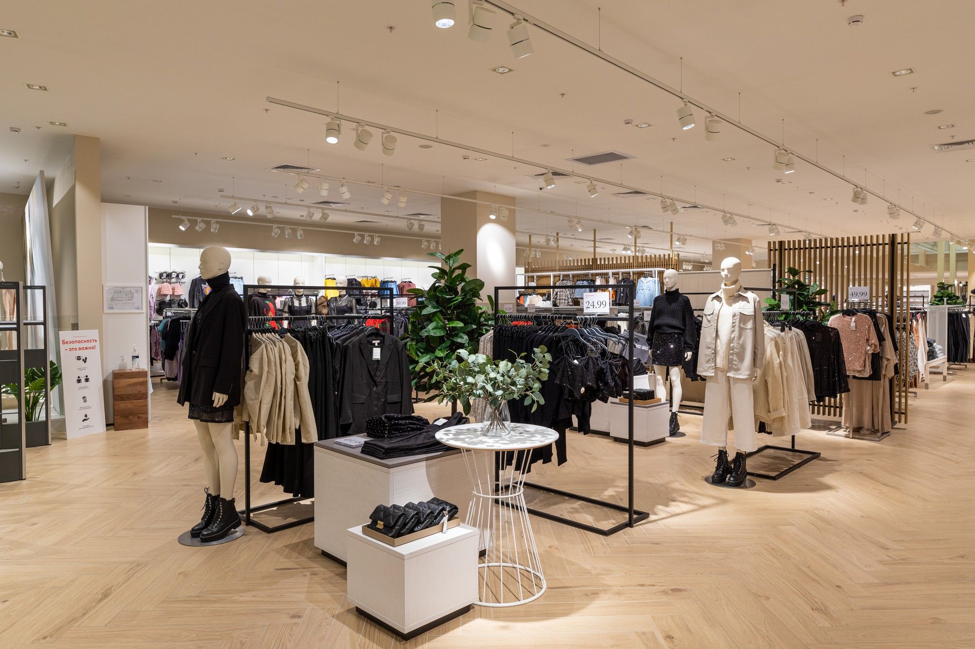 Ropa y complementos expuestos en una tienda de moda.