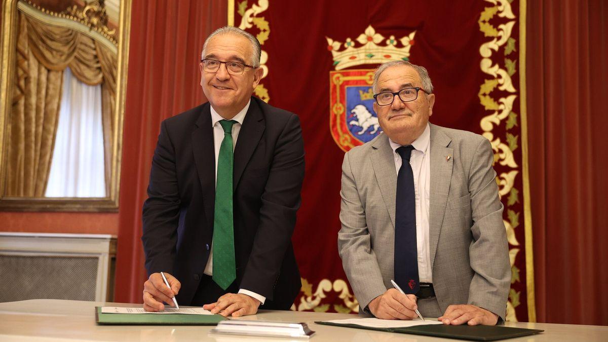 El alcalde de Pamplona, Enrique Maya, y el presidente del Club Atlético Osasuna, Luis Sabalza firman un convenio de patrocinio entre la institución y la entidad deportiva para los tres próximos años.