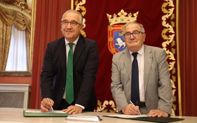 El alcalde de Pamplona, Enrique Maya, y el presidente del Club Atlético Osasuna, Luis Sabalza firman un convenio de patrocinio entre la institución y la entidad deportiva para los tres próximos años. El alcalde de Pamplona, Enrique Maya, y el presidente del Club Atlético Osasuna, Luis Sabalza firman un convenio de patrocinio entre la institución y la entidad deportiva para los tres próximos años.